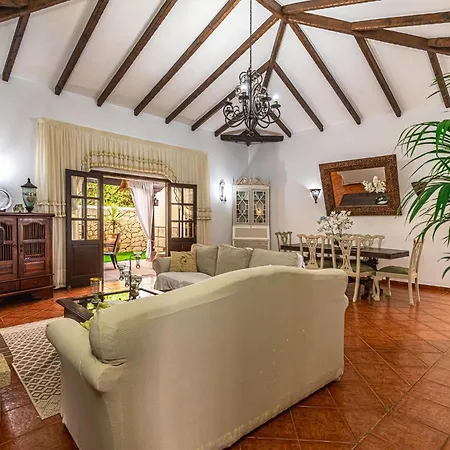 Вилла Aurora With Heated Pool